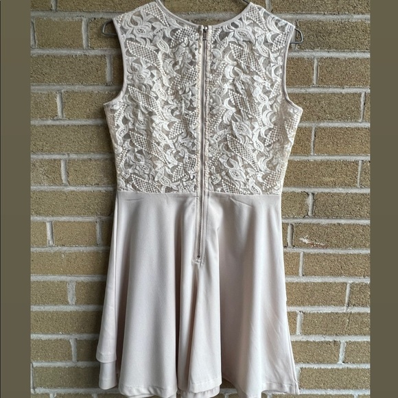 Beige lace cocktail dress - Picture 3 of 3